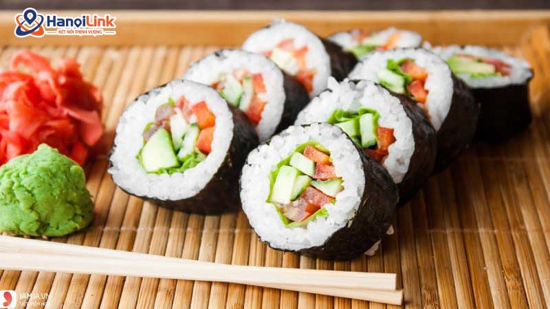Cắt sushi thành từng miếng nhỏ