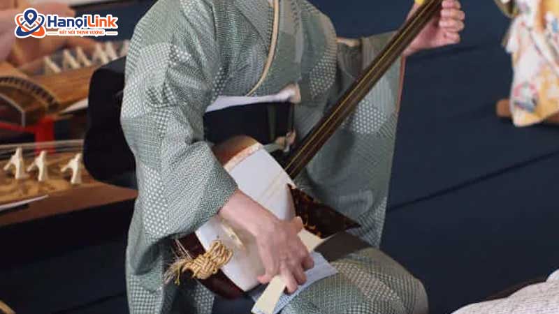 Thời Kỳ Edo: Sự Ra Đời của Biwa và Shamisen