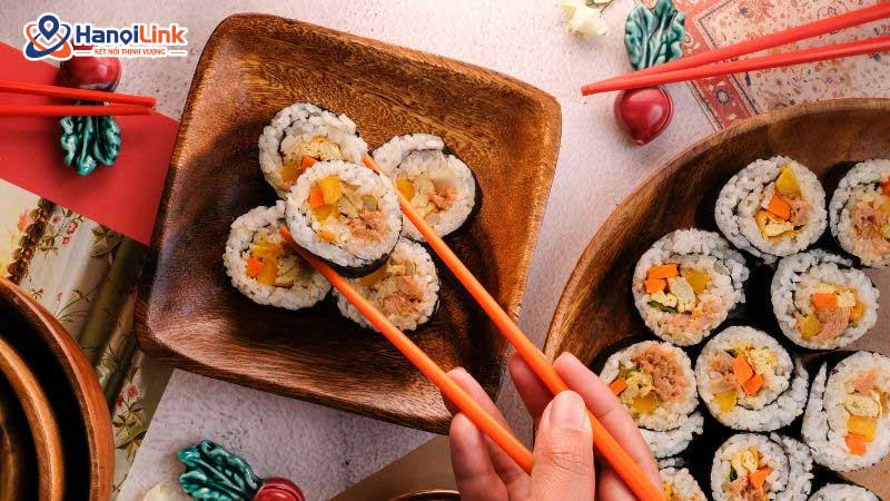 Thưởng thức sushi với trà xanh là trải nghiệm thú vị