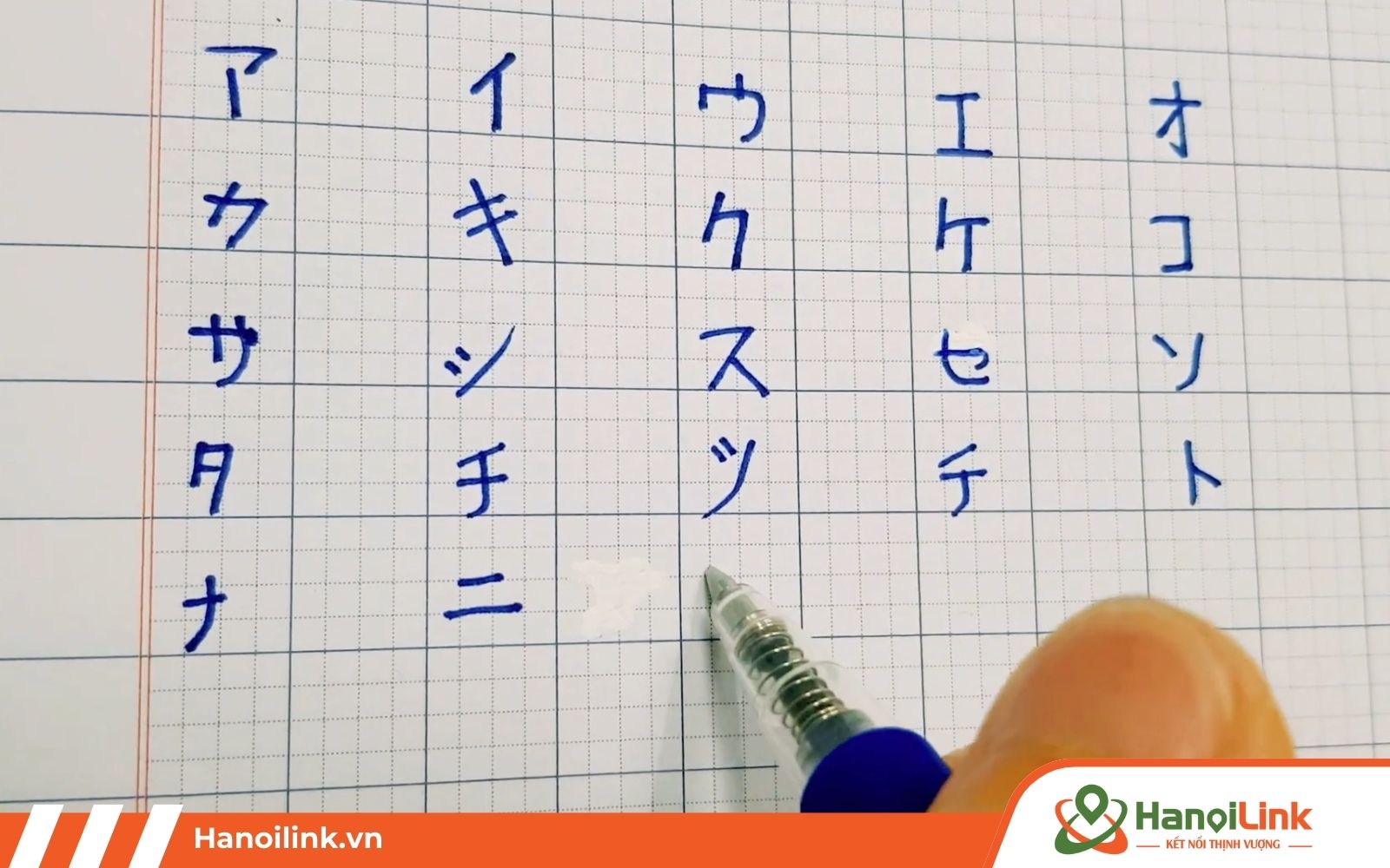 Để viết bảng chữ cái Katakana tiếng Nhật, bạn hãy chuẩn bị giấy ô li và bút viết phù hợp