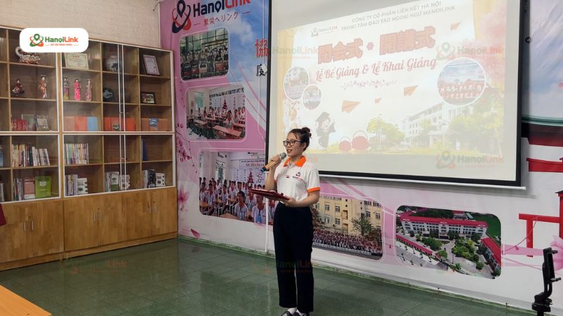 Đại diện cho các bạn tân học viên lên phát biểu