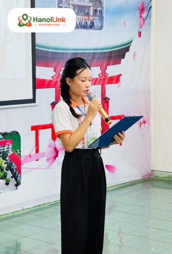 Đại diện các bạn Senpai lên chia sẻ, động viên các học viên mới