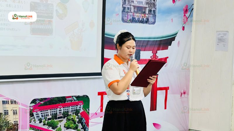 Đại diện lớp H69 phát biểu và gửi lời cảm ơn