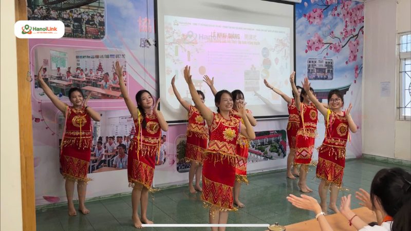 Học viên HanoiLink biểu diễn văn nghệ