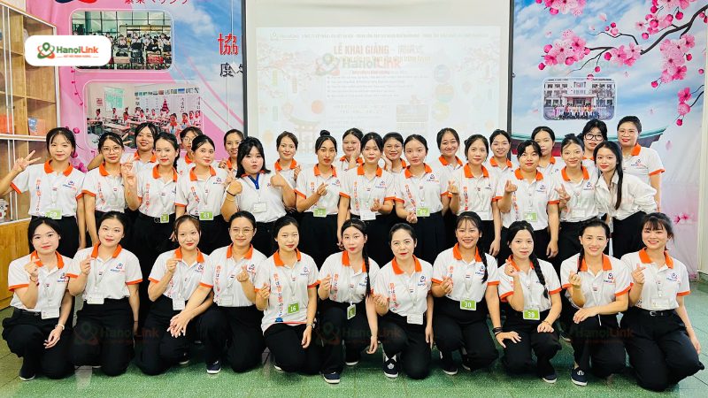 Tập thể lớp H69 chụp ảnh kỉ niệm