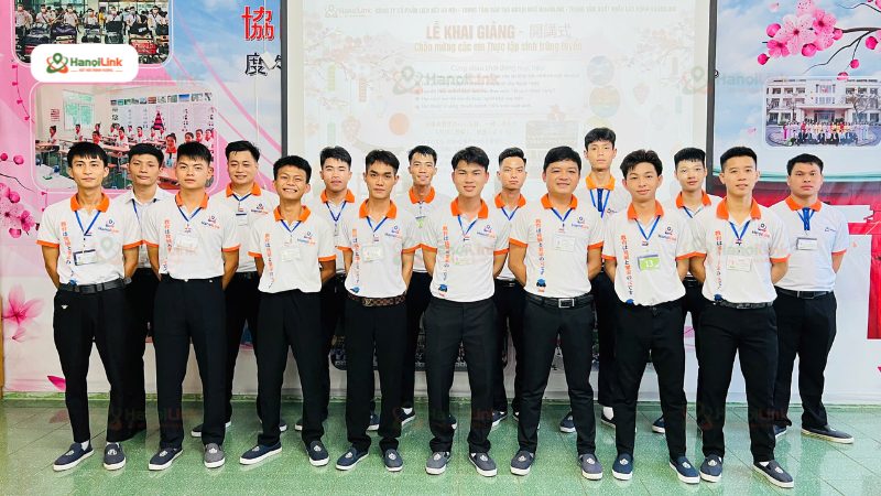 Tập thể lớp H70 chụp ảnh kỉ niệm