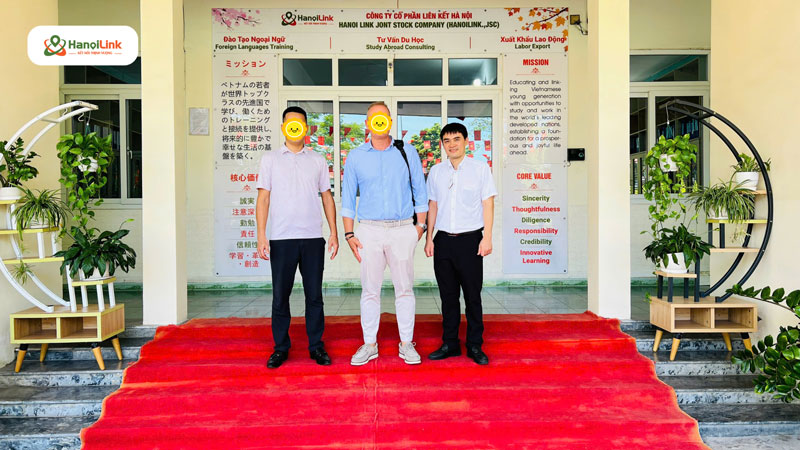 Đại diện HanoiLink chụp ảnh lưu niệm cùng đối tác Hy Lạp trong chuyến thăm và hợp tác về xuất khẩu lao động Hy Lạp