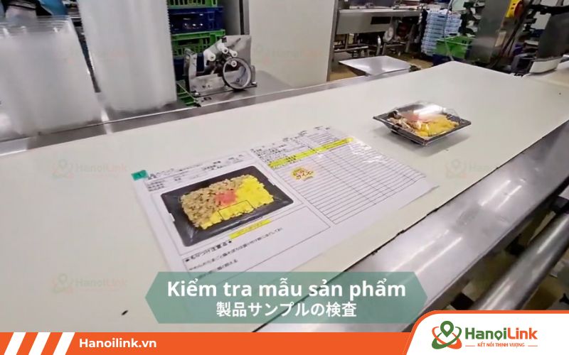 Kiểm tra lại và dán tem nhãn là bước cuối cùng trong đơn hàng cơm hộp Nhật Bản