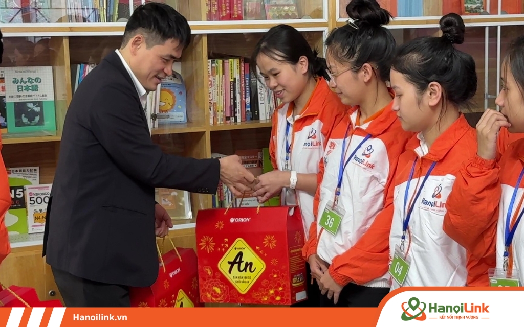 HanoiLink trao quà tết cho học viên