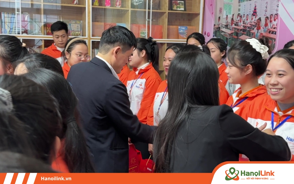 Thầy cô HanoiLink trao quà tết