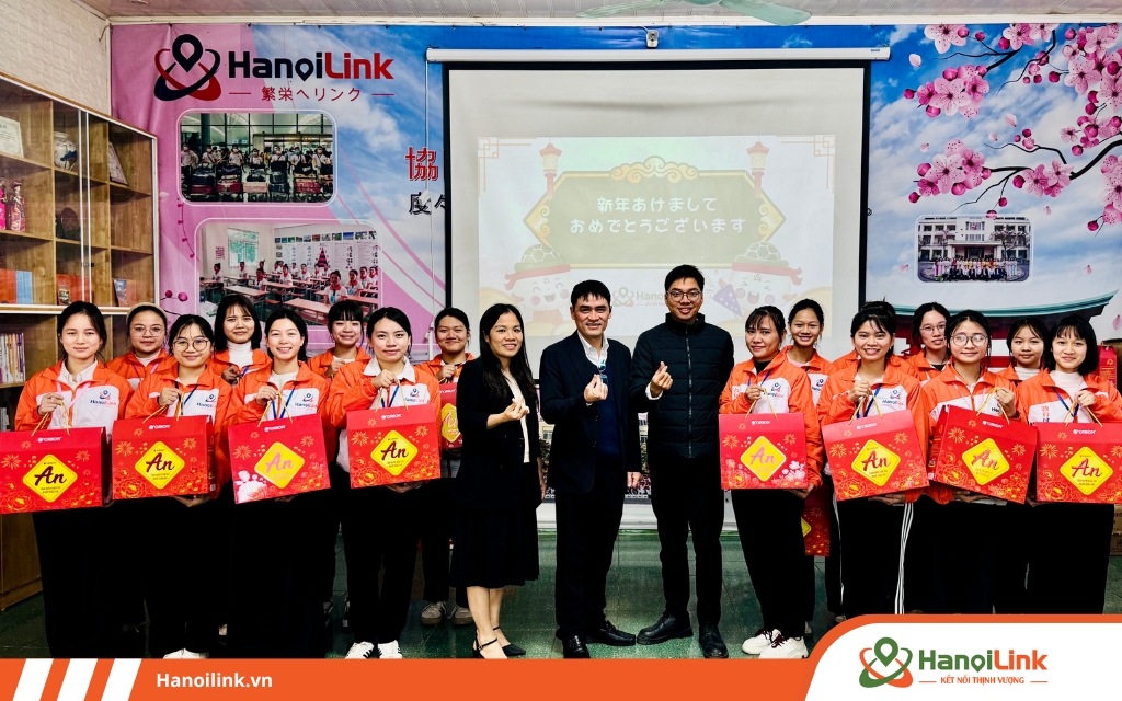 Thầy cô chụp tấm hình kỷ niệm cùng học viên