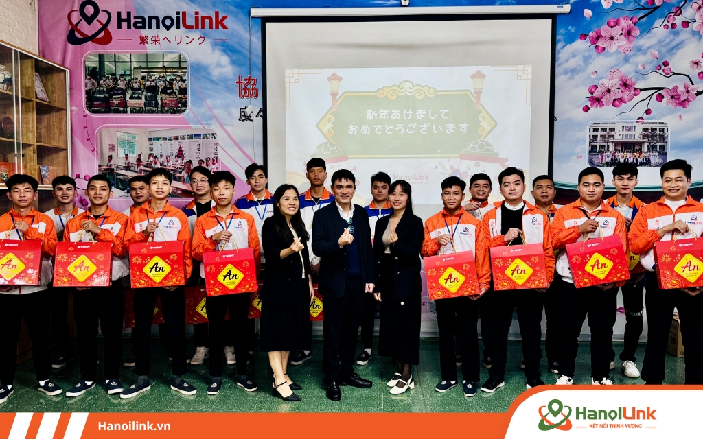 Thầy cô chụp tấm hình kỷ niệm cùng học viên