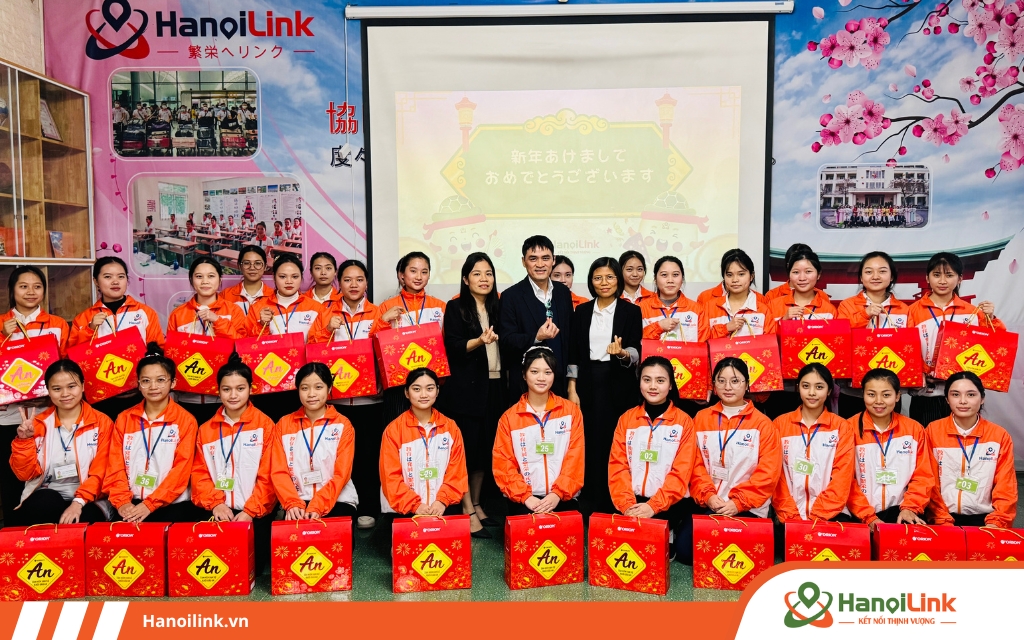 HanoiLink trao quà tết cho học viên