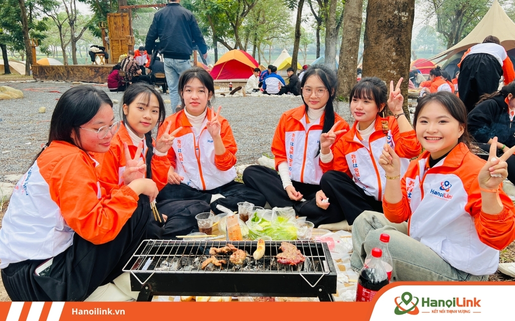 Học viên tham gia tiệc BBQ