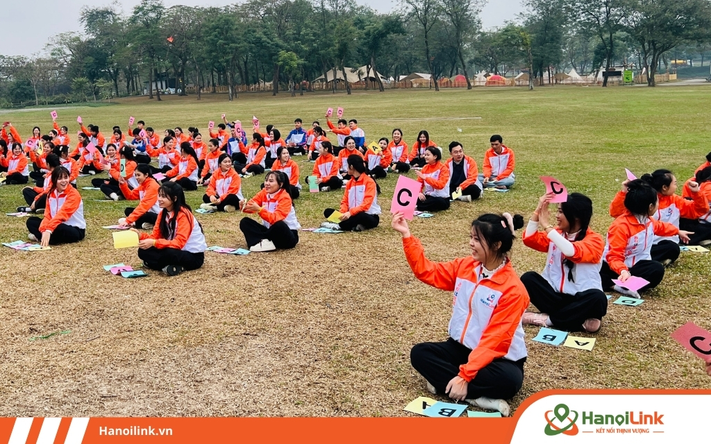 Học viên chơi trò chơi