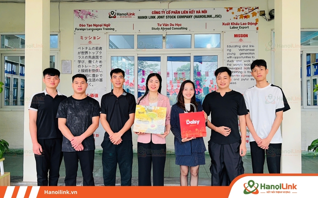 Học viên lớp H70 gửi tặng món quà tri ân tới trung tâm HanoiLink trước khi lên đường sang Nhật Bản làm việc theo đơn hàng chăn nuôi bò sữa.