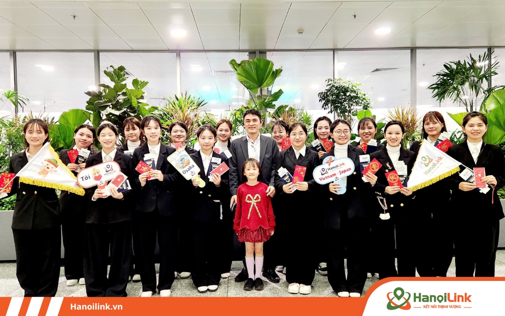 Học viên HanoiLink chụp hình cùng giám đốc trung tâm tại sân bay