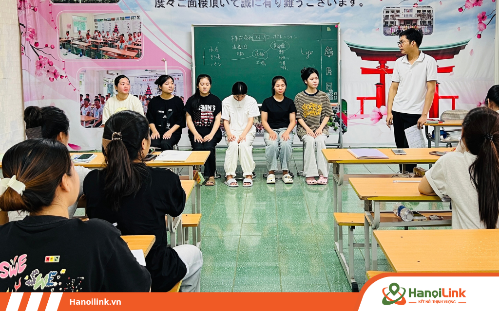 Giáo viên hướng dẫn cho các bạn học viên