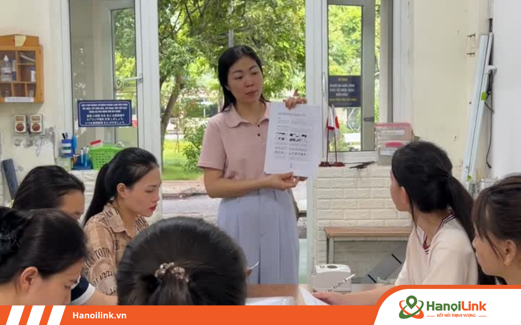 Học viên làm bài Test IQ tại HanoiLink