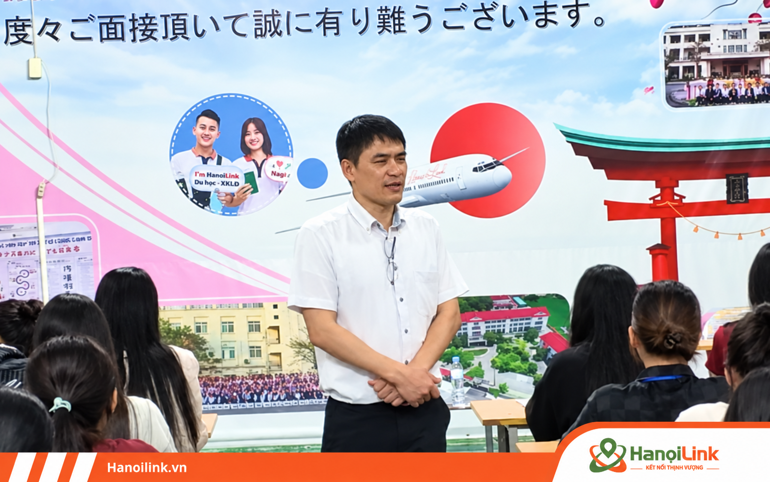 Giám đốc trung tâm HanoiLink đào tạo cho học viên